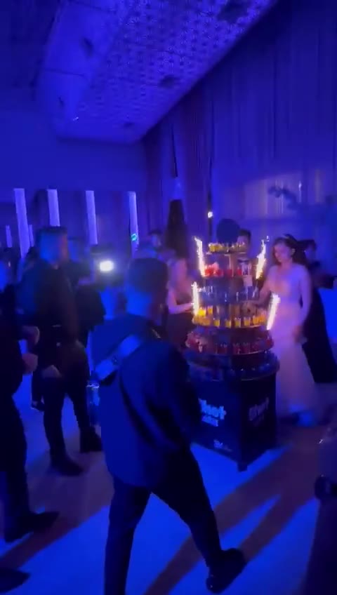 Tort cu artificii și shoturi în București: intrarea spectaculoasă